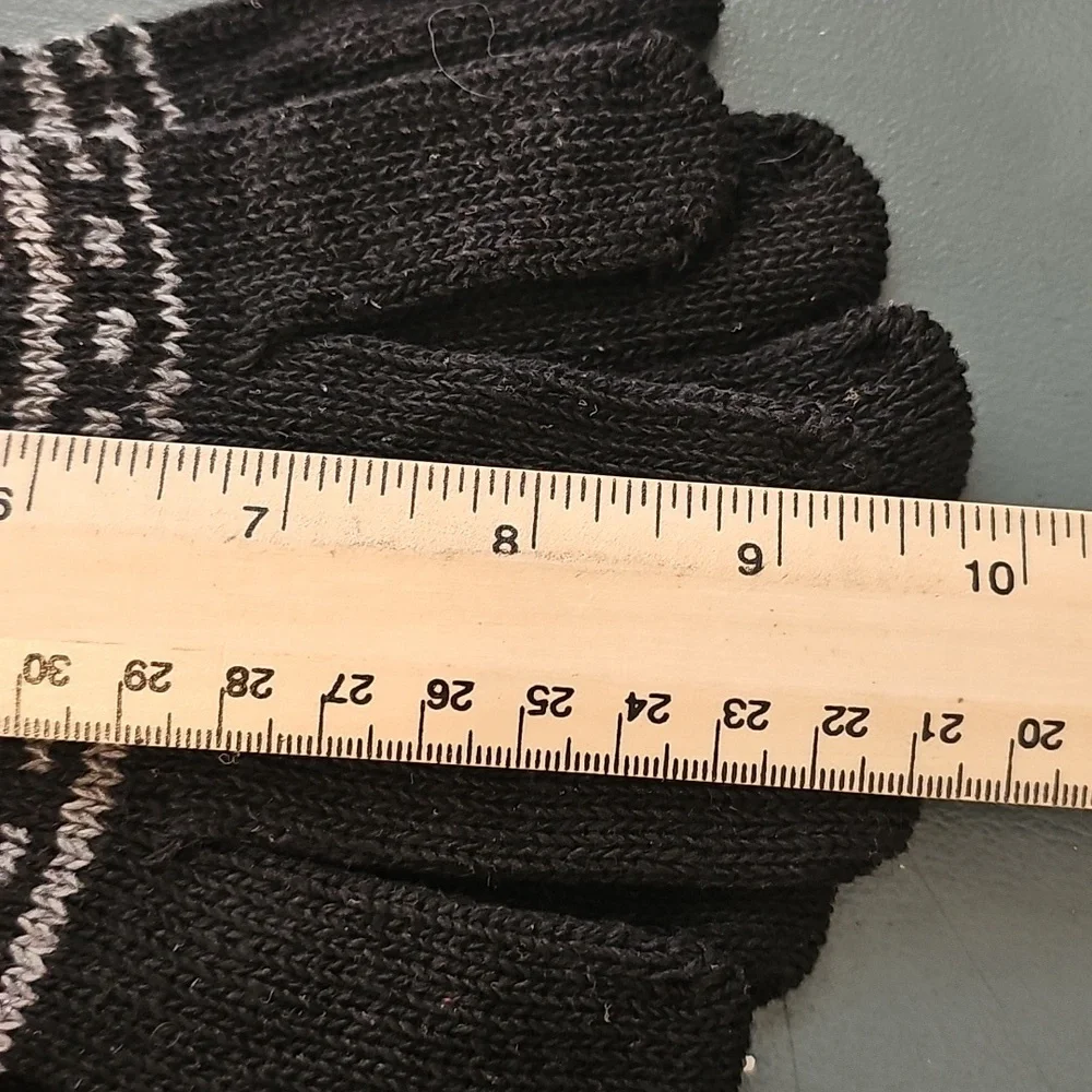 Gray and White Knit Gloves with‎ Snowflake Pattern. New